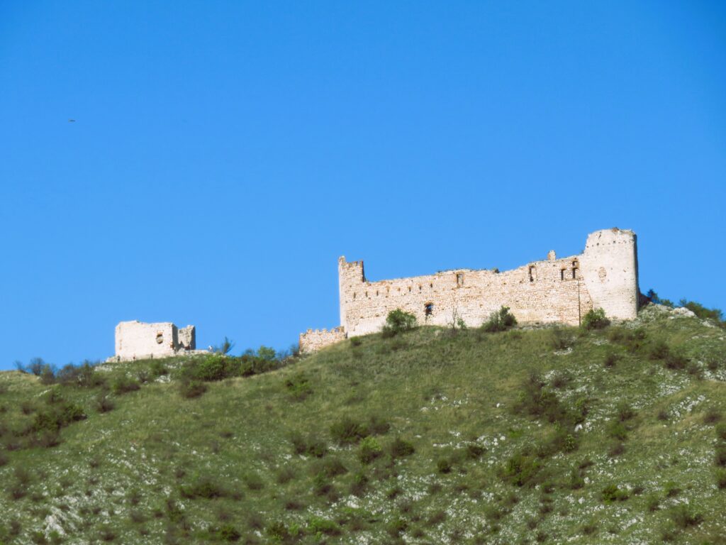 Dívčí hrady, také Děvičky - je to zřícenina, která je dominantou Pálavy a lze vidět z penzionu Winifera v Pavlově.