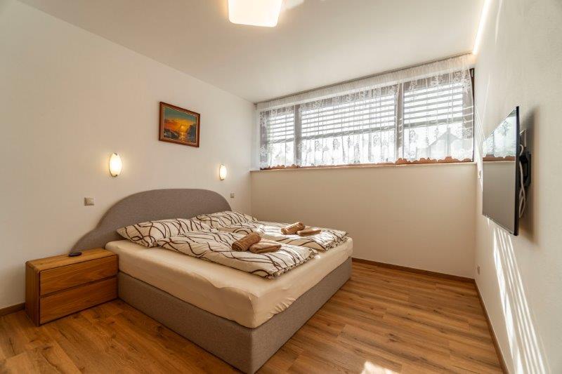Luxusní dvoulůžkový apartmán s velkou postelí v penzionu Winifera v Pavlově na Pálavě.