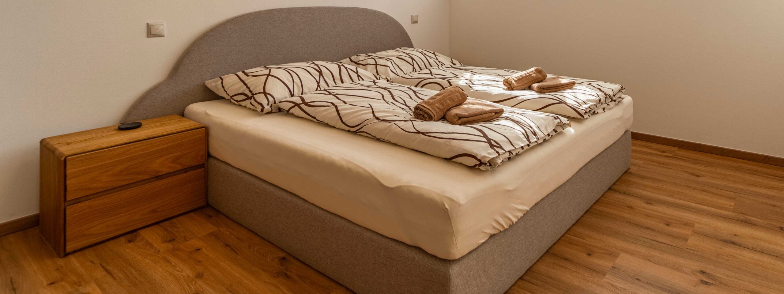 Luxusní dvoulůžkový apartmán s velkou postelí v penzionu Winifera v Pavlově na Pálavě.