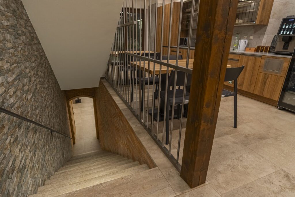 Společný prostor pro hosty v penzionu Winifera. Součástí je mikrovlnka, kávovar a posezení.