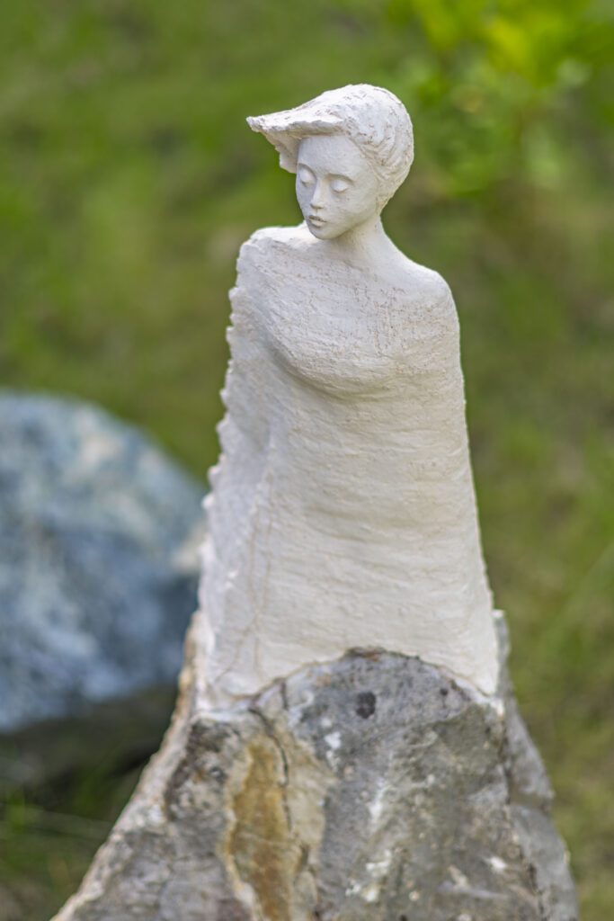 Tuhle krásnou sochu s názvem Pálavský vítr vytvořila herečka a umělkyně Radka Coufalová a je chloubou našeho penzionu Winifera.