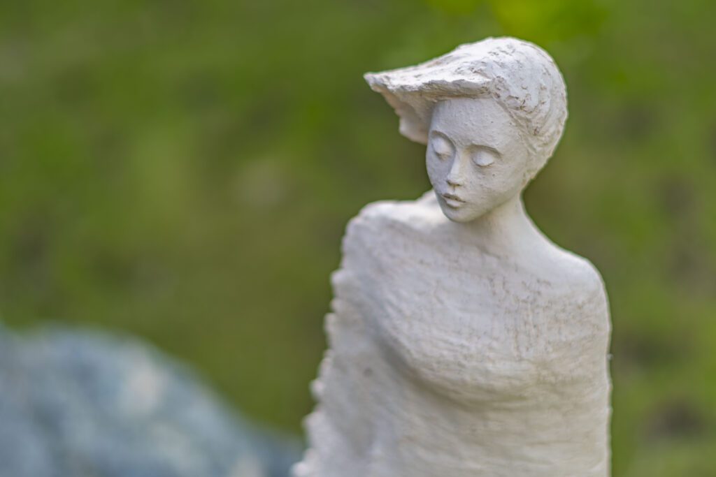 Tuhle krásnou sochu s názvem Pálavský vítr vytvořila herečka a umělkyně Radka Coufalová a je chloubou našeho penzionu Winifera.