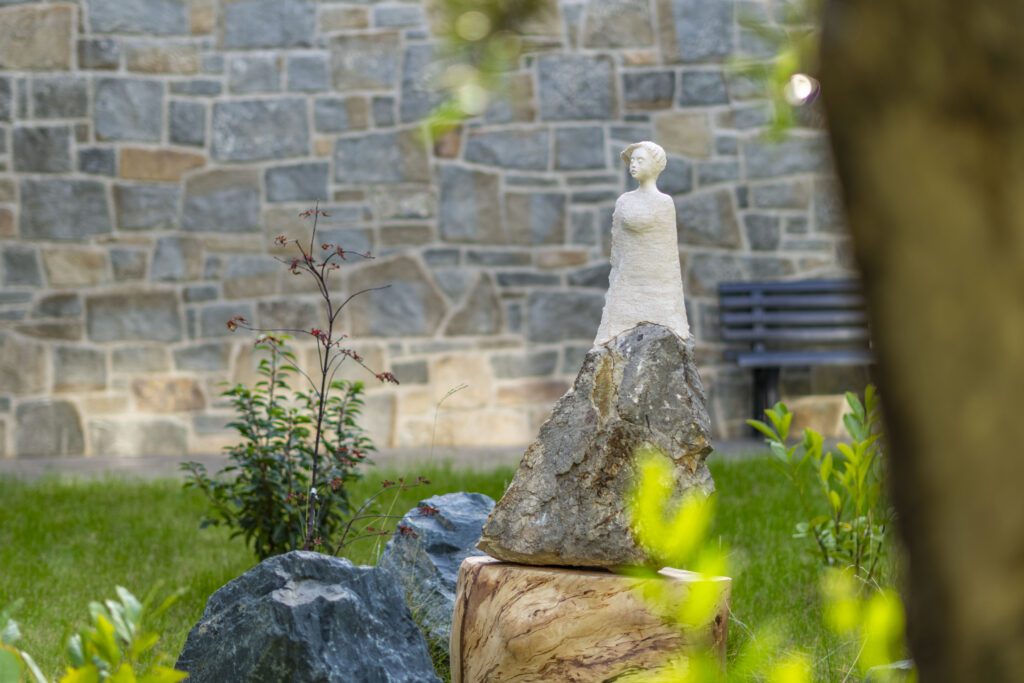 Tuhle krásnou sochu s názvem Pálavský vítr vytvořila herečka a umělkyně Radka Coufalová a je chloubou našeho penzionu Winifera.