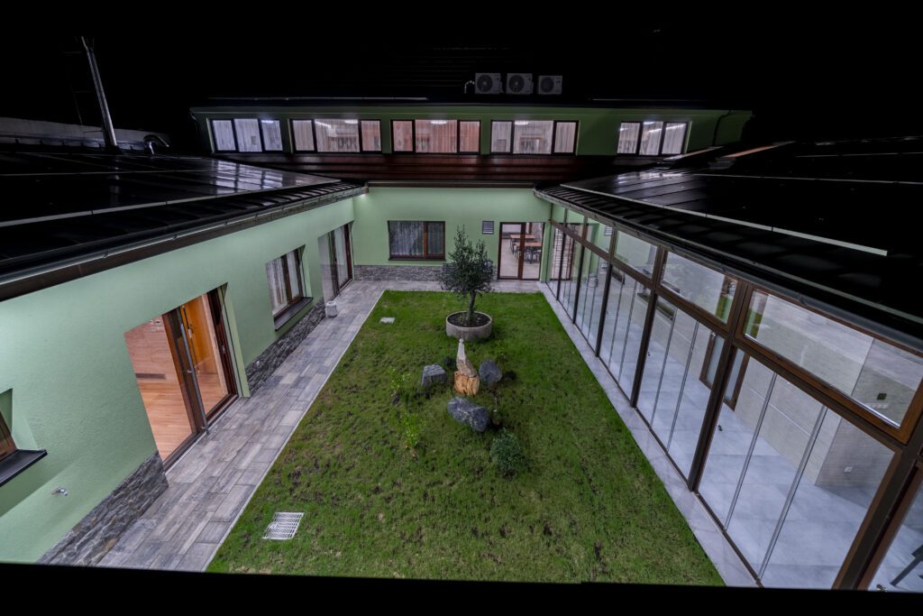 Nádvoří penzionu Winifera, který se nachází v Pavlově na Pálavě. Noční pohled.