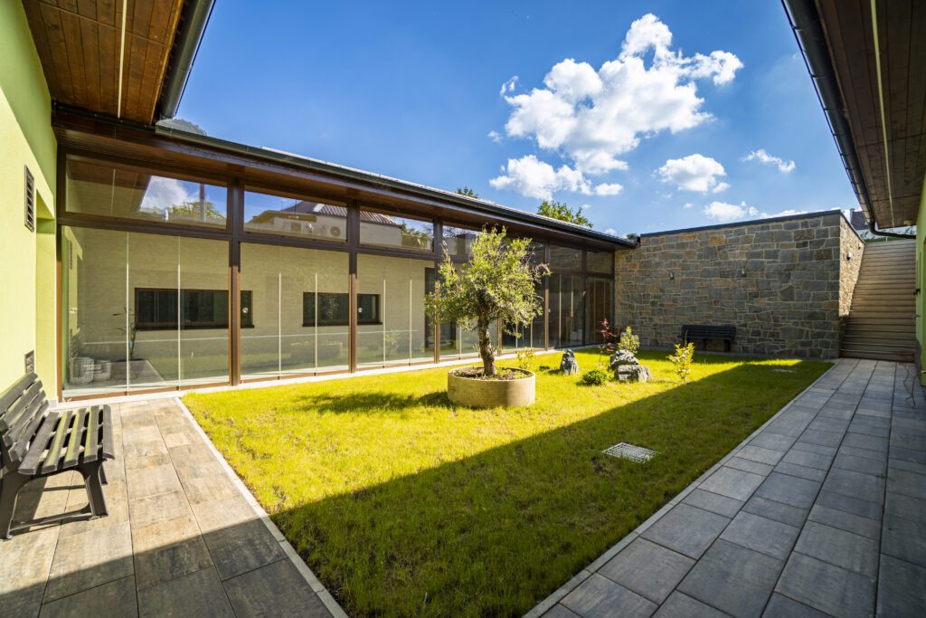 Dvůr Penzionu Winifera, který se nachází na Pálavě.