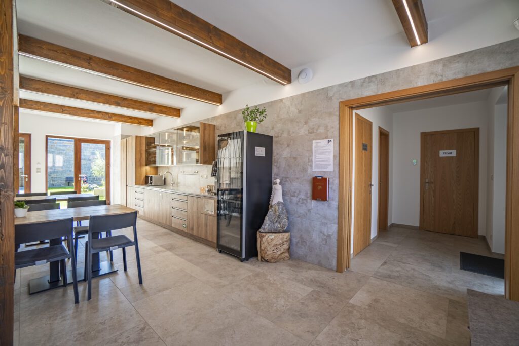 Společná hala v Penzionu Winifera, která slouží pro posezení a odpočinek hostů.