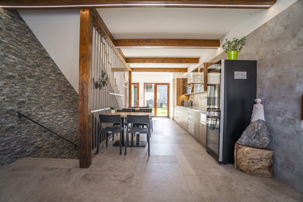 Společná hala v Penzionu Winifera, kde lze popíjet víno nebo kávu.