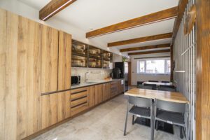 Společný prostor pro hosty v penzionu Winifera. Součástí je mikrovlnka, kávovar a posezení.