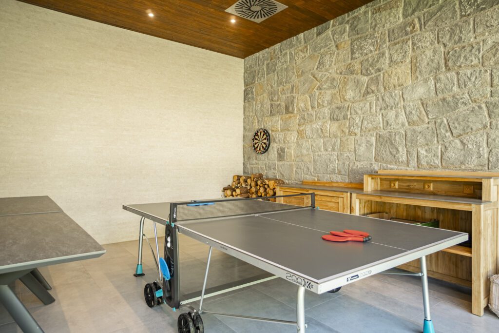 Tento prostor lze využít jak k zábavě, tak k posezení. Hosté si můžou zahrát ping pong nebo šipky, nebo jen posedět u vína.