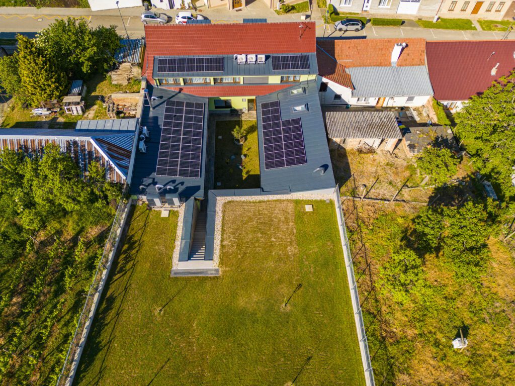 Pohled shora od dvora Penzionu Winifera.