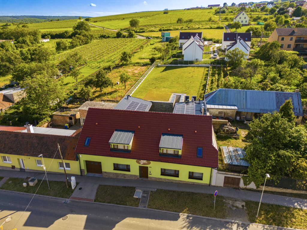 Pohled na Penzion Winifera shora.