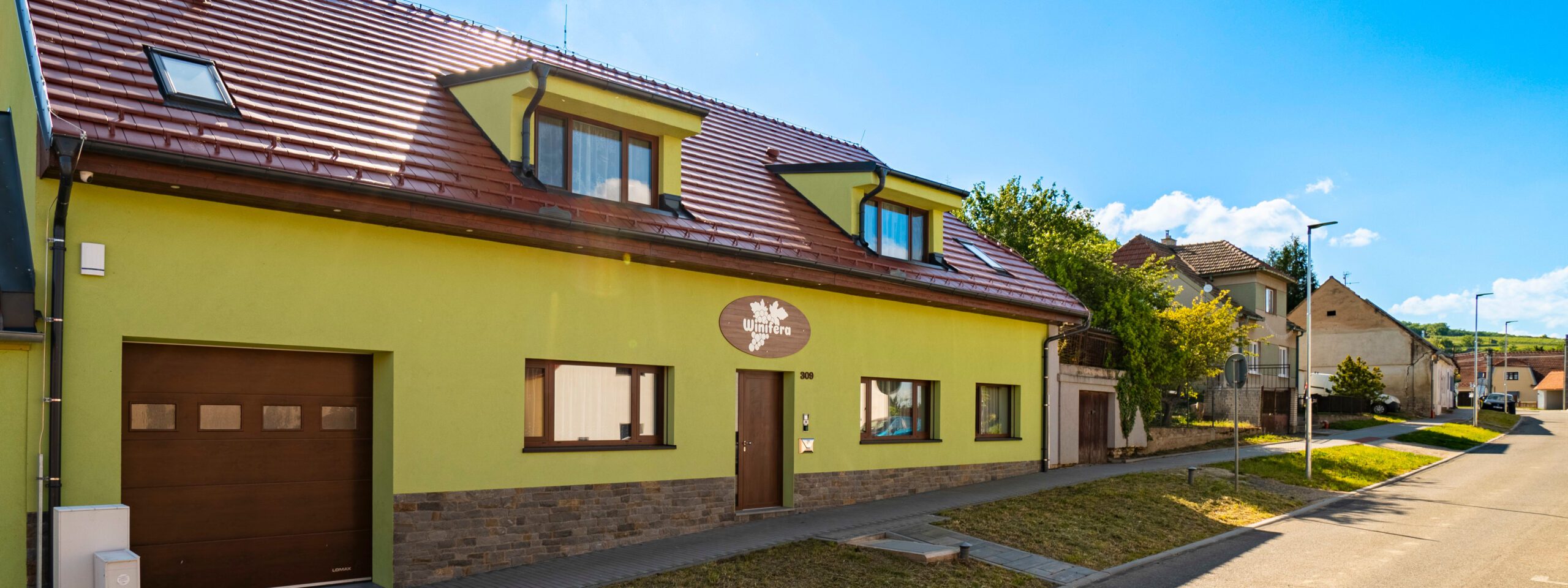 Penzion Winifera se nachází v Pavlově na Pálavě a nabízí ubytování v apartmánech a pronájem prostorů pro večírky a firemní akce.